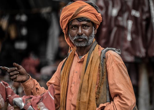 橙色长袍和头巾的男人 · 免费素材图片