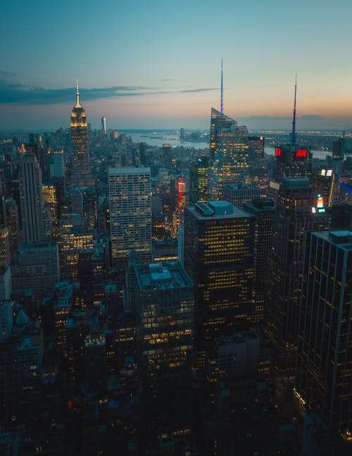 日落时城市的无人机摄影 · 免费素材图片