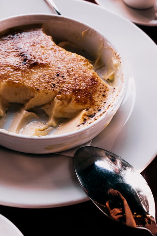 勺子靠在板上的特写照片 · 免费素材图片