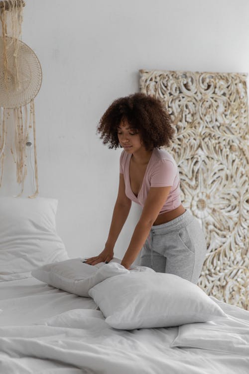 黑人妇女在早上设置床 · 免费素材图片