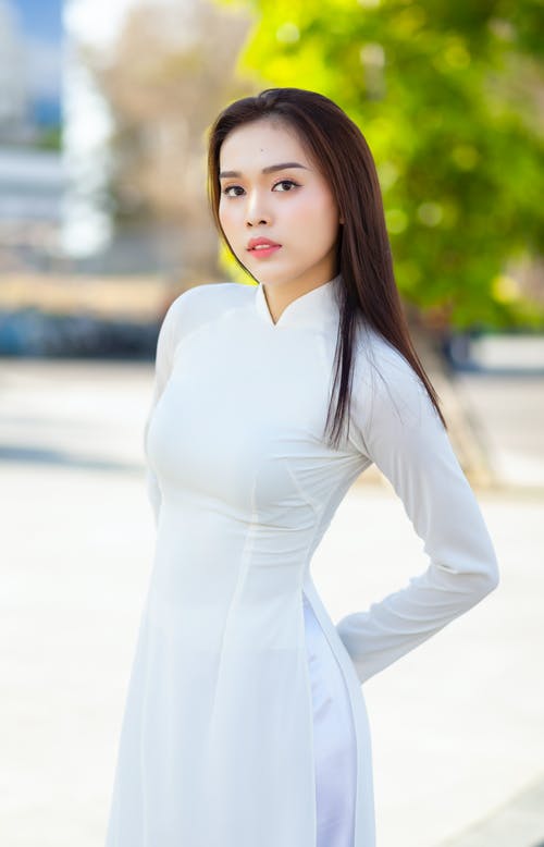 女人穿着白色长袖连衣裙 · 免费素材图片