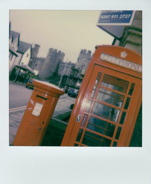 大街上的老式红色电话亭 · 免费素材图片