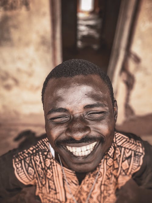 男人微笑的照片 · 免费素材图片