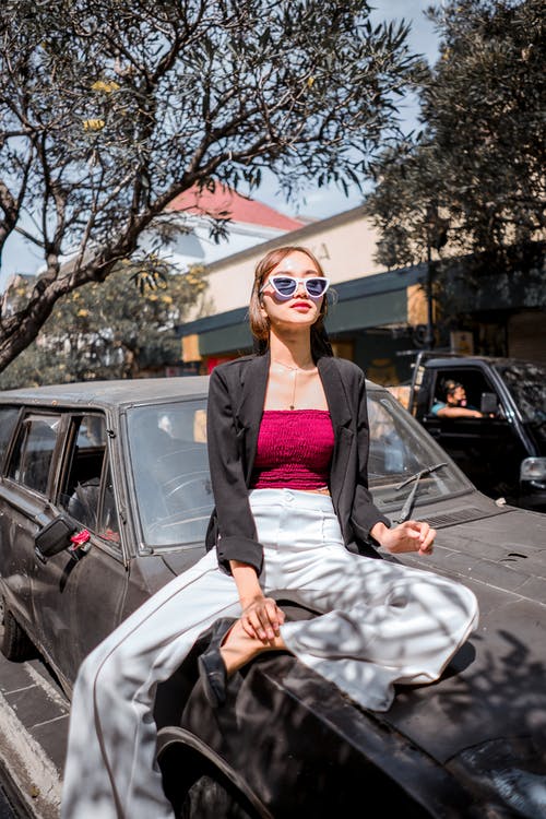 有关坐下, 垂直拍摄, 墨镜的免费素材图片