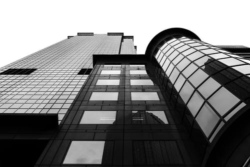 玻璃围墙建筑的灰度低角度摄影照片 · 免费素材图片