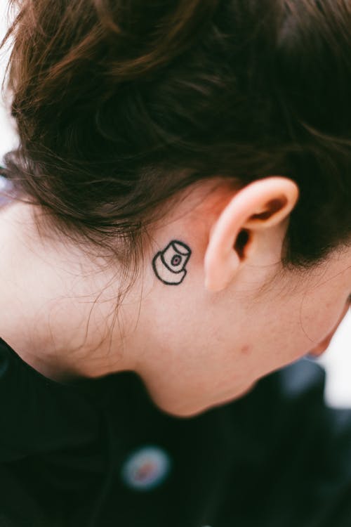 纹身在人耳附近的照片 · 免费素材图片