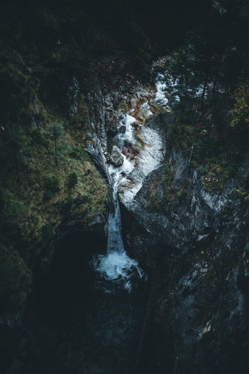 瀑布在森林中间 · 免费素材图片
