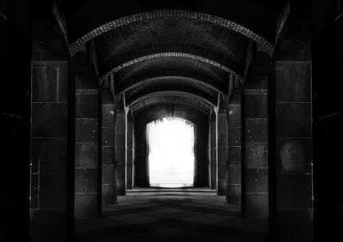 隧道的黑白照片 · 免费素材图片