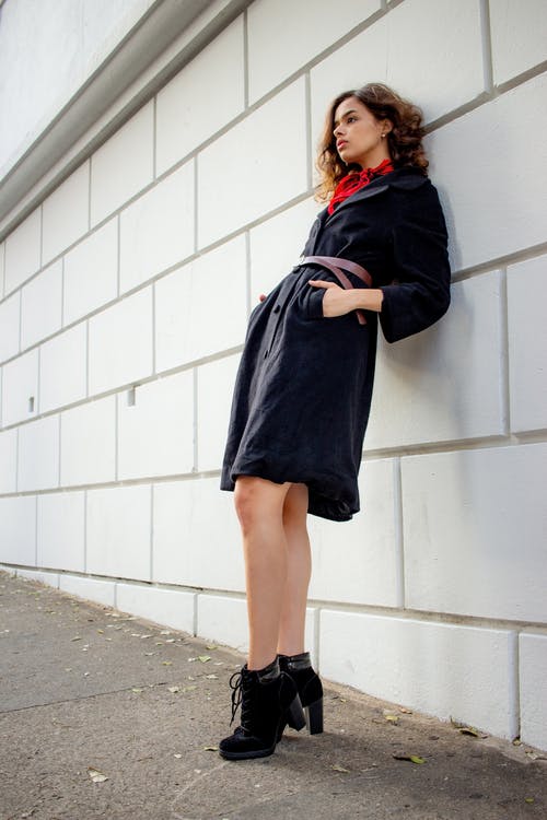 女人靠在墙上 · 免费素材图片