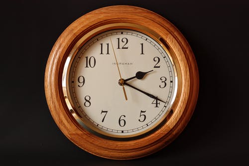 棕色木制时钟显示2:19 · 免费素材图片