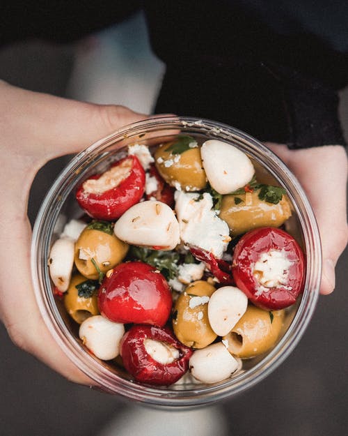 拿着碗的人的照片 · 免费素材图片