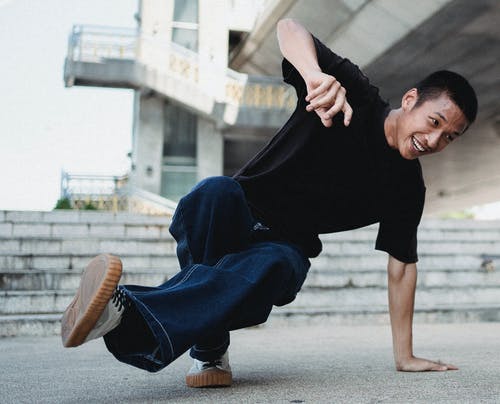 亚洲年轻男子在楼梯附近霹雳舞 · 免费素材图片