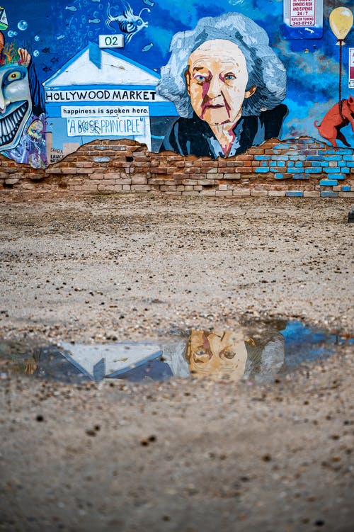 老女人画在墙上 · 免费素材图片