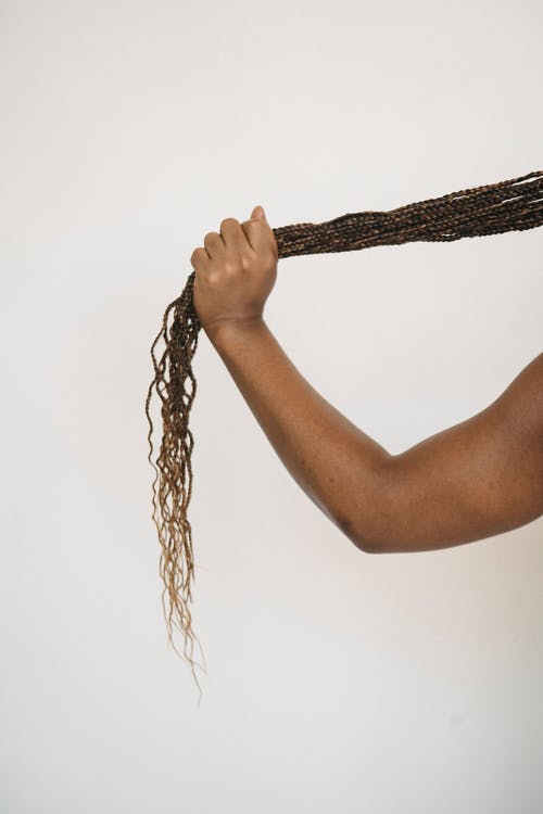 播种非洲辫子的不露面民族抚摸马尾辫 · 免费素材图片