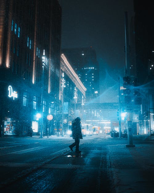晚上穿越城市街道的行人专用道的剪影 · 免费素材图片