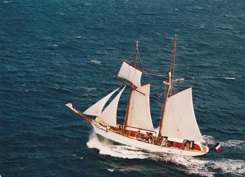白色和棕色的帆船，在蔚蓝的大海 · 免费素材图片
