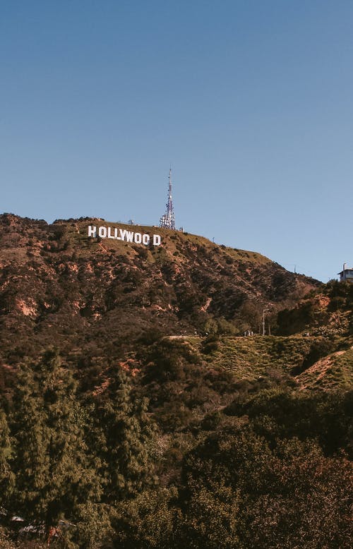好莱坞在蓝蓝的天空下的棕色落基山上签名 · 免费素材图片
