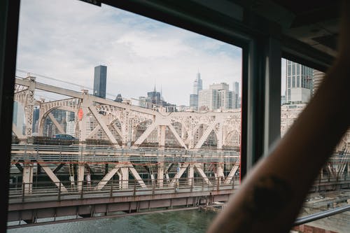 考虑在河上的城市桥梁的缆车农作物乘客 · 免费素材图片