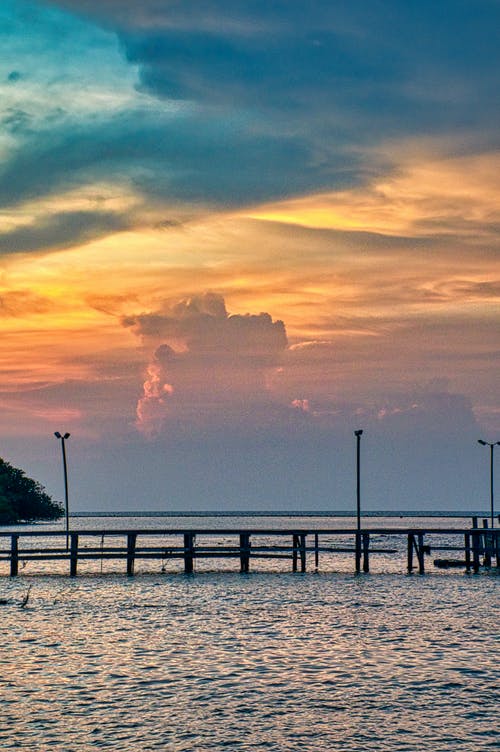 多云的天空下海上码头 · 免费素材图片
