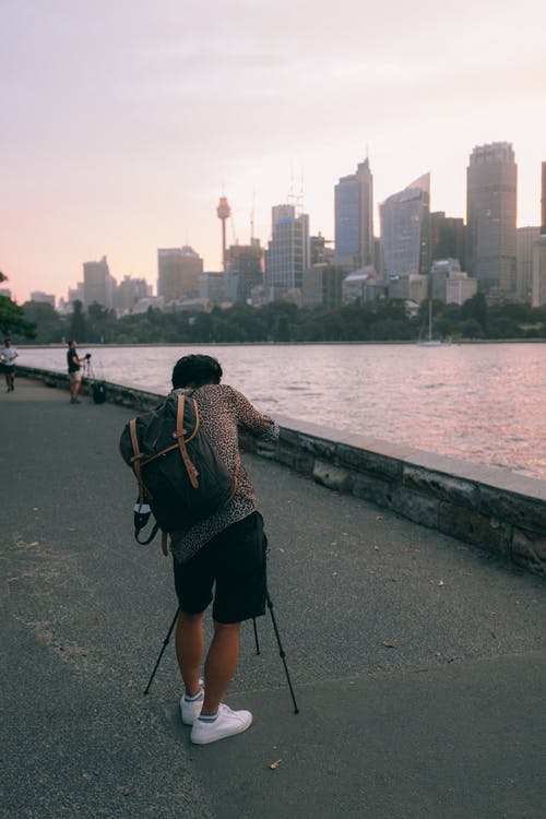 豹纹衬衫的人拍一张城市的照片 · 免费素材图片