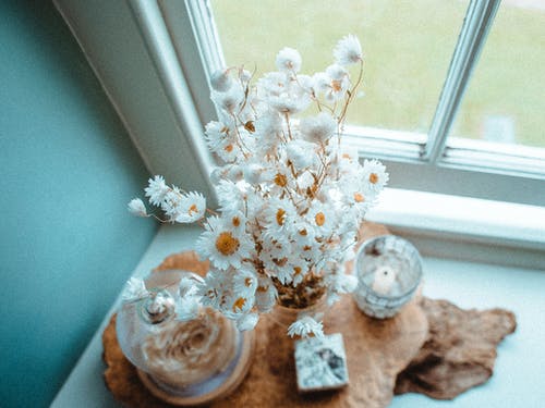 在木板上的花花瓶 · 免费素材图片