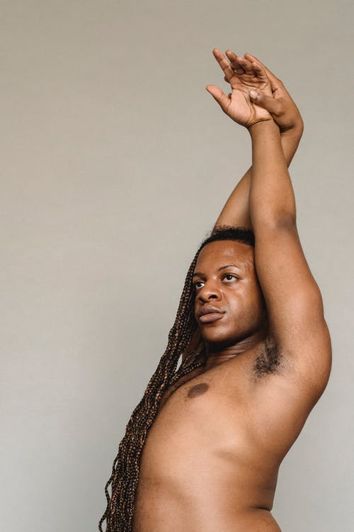 举起手臂的同性恋赤膊黑人 · 免费素材图片