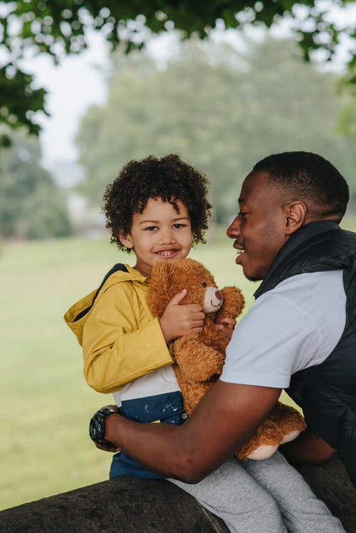 玩具和父亲在公园里的黑人孩子 · 免费素材图片