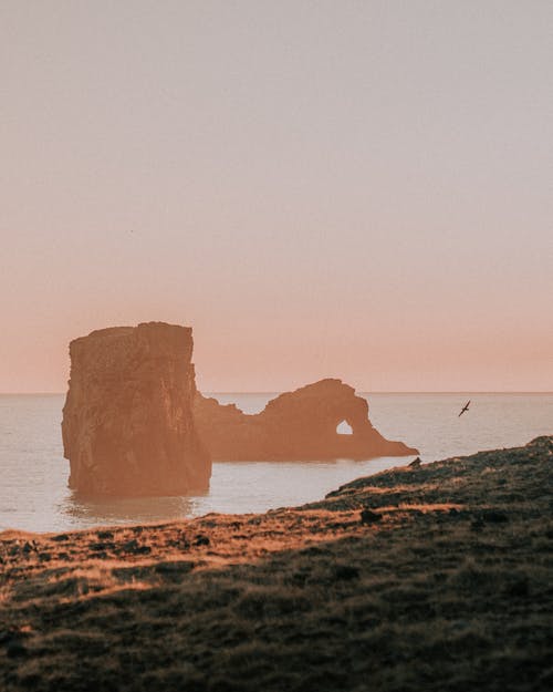 海上的棕色岩层 · 免费素材图片