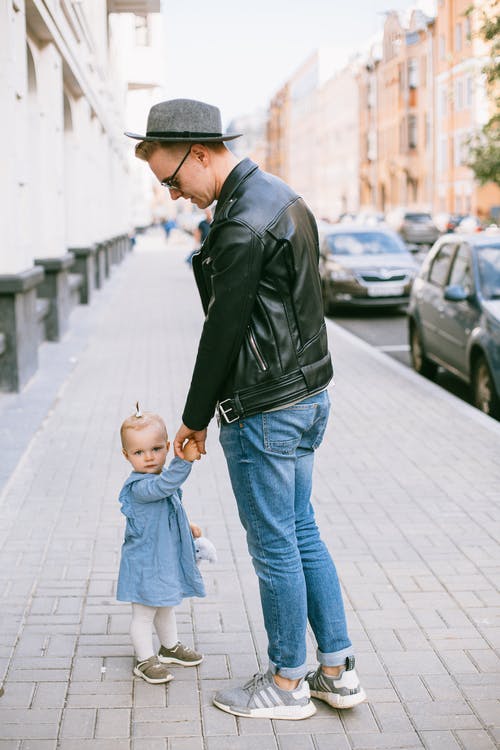 父亲和孩子在人行道上行走 · 免费素材图片