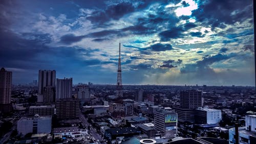 多云的天空下城市鸟瞰图 · 免费素材图片