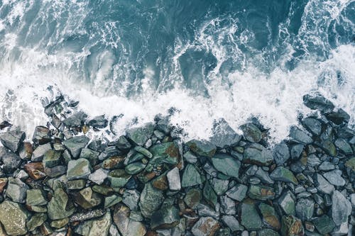 海浪拍打在沿海岩石上 · 免费素材图片