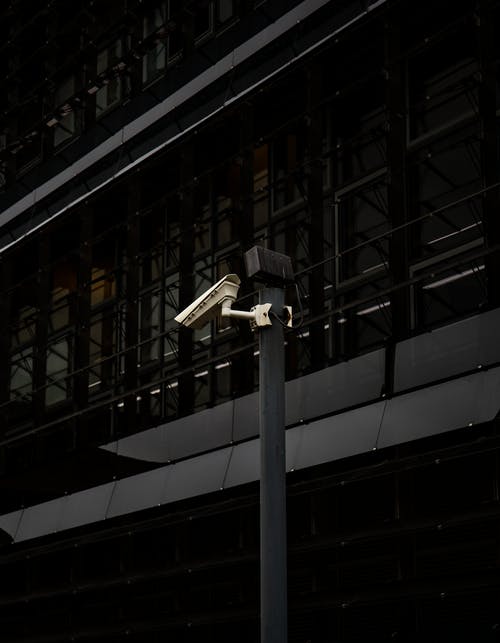 闭路电视摄像机在建筑物外的柱子上 · 免费素材图片