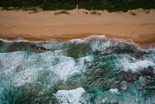 海浪冲到岸边的鸟瞰图 · 免费素材图片