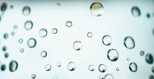 玻璃上的水滴 · 免费素材图片