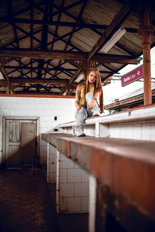 坐在柜台上的女人 · 免费素材图片