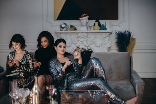 妇女坐在沙发上 · 免费素材图片