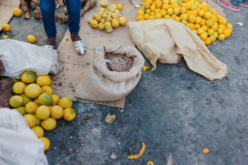 在市场上卖水果和去壳的人 · 免费素材图片