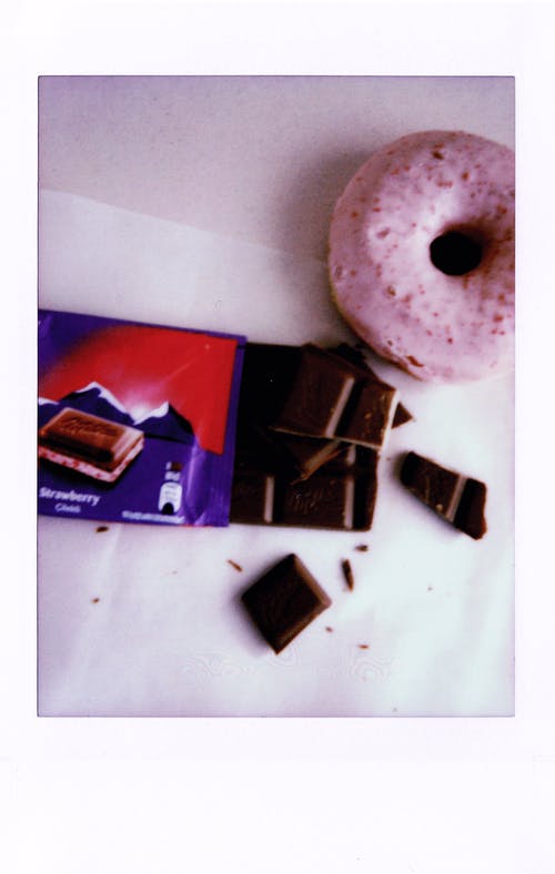 草莓和草莓甜甜圈白桌上的巧克力棒 · 免费素材图片