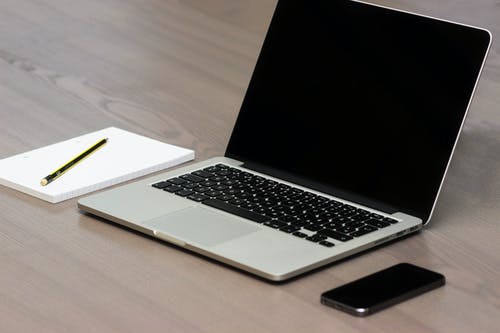 Iphone旁边的银色macbook · 免费素材图片