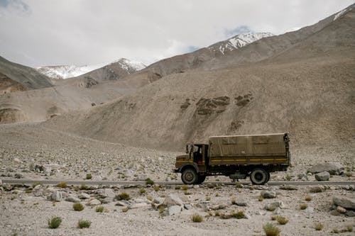 山区公路骑卡车 · 免费素材图片