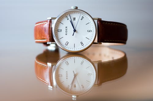 White Rider Analog Watch在2:12时间 · 免费素材图片