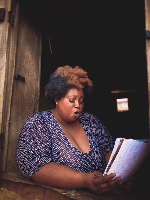 黑色和白色长袖衬衫阅读书中的女人 · 免费素材图片