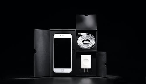 银色iphone 6，带有配件和包装盒 · 免费素材图片