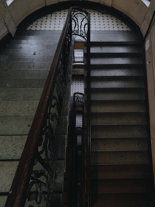空的灰色混凝土楼梯 · 免费素材图片