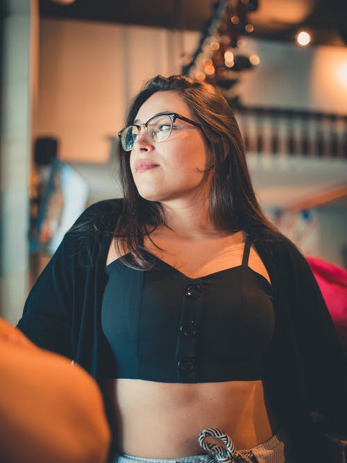 戴黑框眼镜的女人的照片 · 免费素材图片