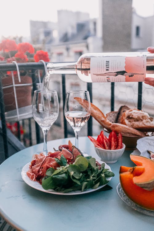 倒玫瑰红酒的人的照片 · 免费素材图片