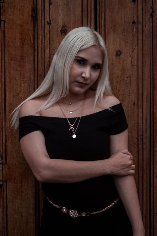 有关垂直拍摄, 女人, 摆姿势的免费素材图片