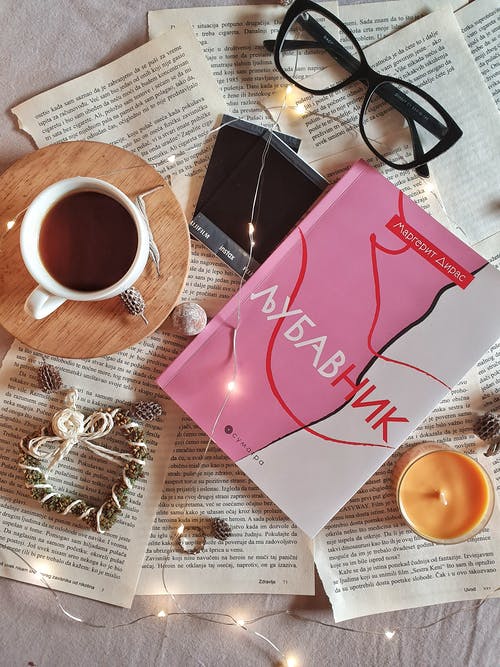 棕色木制托盘上的白色陶瓷杯 · 免费素材图片