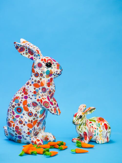 五颜六色的母亲和婴儿复活节兔子小雕像 · 免费素材图片