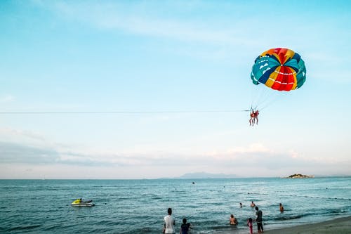 海上人骑降落伞 · 免费素材图片